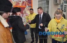 Viceprimarul Constantin Bursuc și național liberalii au împărţit 5.000 de flori femeilor din Dorohoi - FOTO