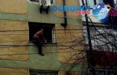 Un tânăr din Dorohoi a pus pe jar locatarii din cartierul Plevna amenințând că se aruncă de pe bloc