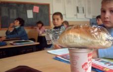 Premierul Victor Ponta a anunţat că renunţă la programul „Cornul şi Laptele” şi mută banii la programe de after-school