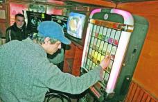 Nemulțumit de muzica din bar, un tânăr a distrus un tonomat