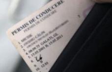 Tânăr surprins de poliţişti conducând, deşi avea permisul de conducere anulat, şi-a declinat o identitate falsă