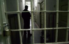 Suspect de săvârşirea mai multor infracţiuni de furt, prins după ce poliţiştii au făcut uz de armă