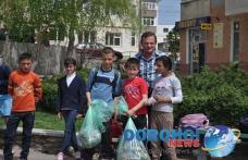 Sute de elevi prezenți la acțiunile de ecologizare din Dorohoi organizate în cadrul „Lunii curățeniei” FOTO