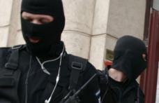 Reţineri şi percheziţii la Botoşani, cu mascaţii din Iaşi 