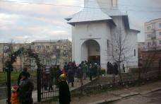 Sute de dorohoieni la slujba de deschidere a noii biserici din cartierul Plevna