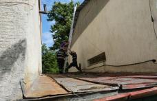 Adolescent coborât de pe o clădire cu ajutorul pompierilor
