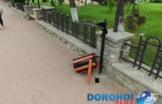 Tânăr dorohoian cercetat penal pentru distrugerea unor coșuri de gunoi de pe Bulevardul Victoriei din Dorohoi