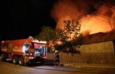 Clădiri aprinse de mijloace de iluminat electrice lăsate sub tensiune