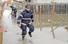 Familie salvată de pompieri din locuinţa inundată
