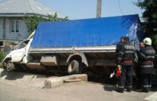 Un TIR a spulberat trei oameni care stăteau pe o bancă, în județul Iași