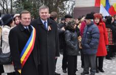 [VIDEO][FOTO] Manifestări de Ziua Naţională cu fasole, carnaţi, vin fiert, discursuri si porumbei