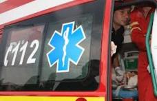 Un bărbat a ajuns la spital după ce a condus sub influenţa alcoolului și s-a proptit cu mașina într-un stâlp