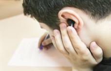 Trei elevi au ajuns la spital după ce le-au rămas în urechi căştile cu care copiau