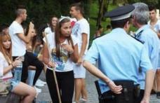 Vezi ce au păţit câţiva tineri care mâncau seminţe într-un parc