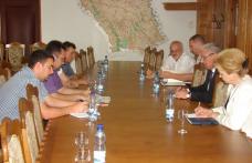 Sindicalişti din învăţământ şi gospodărire a apelor au cerut ajutorul prefectului pentru respectarea unor drepturi