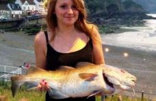 Reacția surprinzătoare a unui delfin, după ce s-a jucat cu o adolescentă
