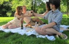 16 august, zi liberă. Nu toţi bugetarii vor beneficia de minivacanţă. Ce se întâmplă „în privat”
