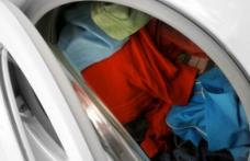 Pericolul din mașina de spălat: Cum ne pot îmbolnăvi hainele „curate”