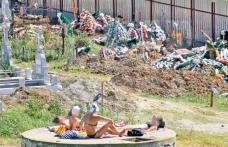 MACABRU. Plajă în cimitir. Tinerele din Botoşani se dezbracă în costume de baie printre morminte