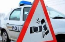 Un tânăr s-a urcat băut la volan și a intrat cu mașina într-o stație betonată de tramvai