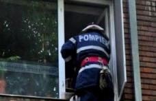 Două persoane blocate într-un apartament, salvate de pompieri