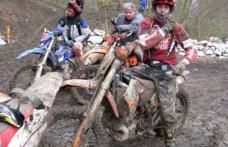 Dani Oţil, iubitul Mihaelei Rădulescu, la un pas de moarte: atacat de o ursoaică flămândă, în pădure