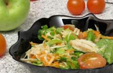 Salată de crudități cu piept de pui