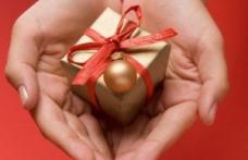 Mulţi români se gândesc să renunţe anul acesta la cadourile de Crăciun