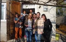 Acţiune de voluntariat a elevilor din Dorohoi „Împreună reuşim multe!” - FOTO