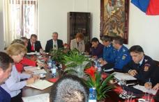 Probleme de siguranţă în şcoli dezbătute de conducerea judeţului
