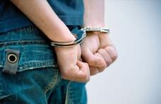 Minor suspect de furt calificat, cercetat în stare de reţinere