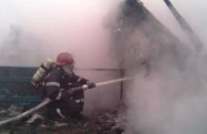 Locuință distrusă în urma unui incendiu provocat de o lumânare uitată aprinsă