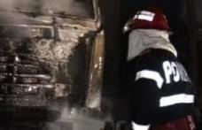 Camion încărcat cu bușteni distrus parţial într-un incendiu
