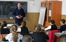 Activităţi de informare și dialog social desfășurate de jandarmi în instituţiile de învăţământ din Dorohoi