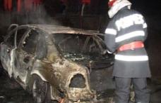 Maşină distrusă parţial într-un incendiu