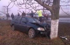 Femeie ajunsă la spital după ce mașina în care se afla s-a izbit într-un copac în apropiere de Cucorăni