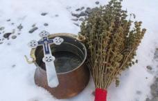 Preoții au început sfințirea locuințelor pentru Bobotează