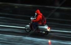 Tânăr beat și fără permis de conducere prins de polițitiști conducând un moped neînregistrat