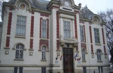 Dorohoi: Clădire monument istoric cu uşi din termopan şi parchet laminat