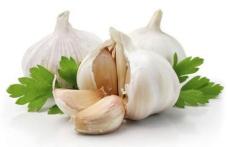3 trucuri să scapi mai repede de mirosul de usturoi de pe mâini