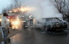 Pompierii dorohoieni solicitați să stingă un incendiu produs la un autoturism care transporta câțiva muncitori