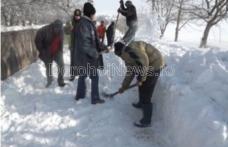 Un exemplu de urmat: Un grup de oameni din comuna Hilișeu-Horia a ieșit la deszăpezit manual ulițele satului