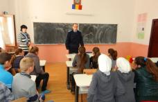 Jandarmii continuă campania de informare „Stop violenţei şi discriminării în şcoli! Indiferenţa doare!”