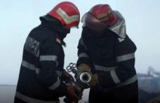 Pompierii dorohoieni au intervenit în stingerea unui puternic incendiu izbucnit din cauza unei prize defecte