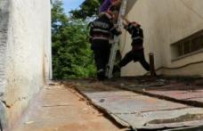 Antenă instabilă aflată pe o clădire din Dorohoi, înlăturată de pompieri