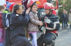 Elevi învăţaţi de pompieri să-şi protejeze viaţa