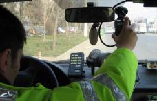 Bărbat depistat de polițiști circulând cu viteză peste limita legal admisă şi cu permisul reţinut