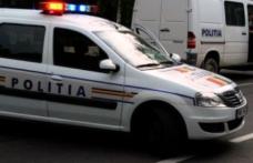Un tânăr teribilist a distrus cu mașina un gard și un stâlp de iluminat public, după care a părăsit locul faptei
