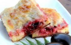 Plăcintă cu prune şi brânza dulce