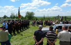 Veteran de război dus pe ultimul drum de o gardă de onor cu Drapelul Unităţii şi un pluton de jandarmi